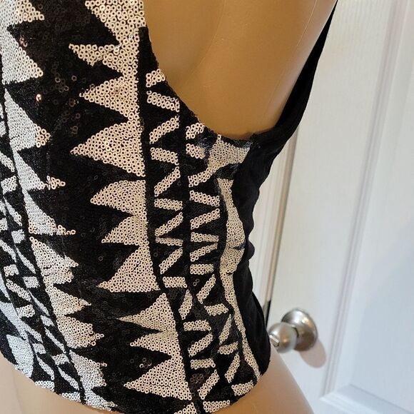 CHARLOTTE RUSSE WHITE &BLACK SEQUENCE PATTERN DESIGN CROP TOP - Picture 6 of 13